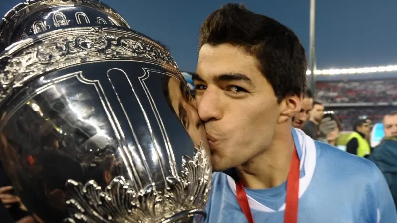 الهداف التاريخي لبلده.. لقطات لا تُنسى للويس سواريز مع أوروغواي