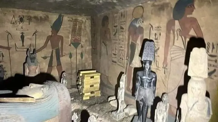 "لصوص لكن ظرفاء".. شباب يبيعون مقبرة فرعونية مزيفة لتجار آثار