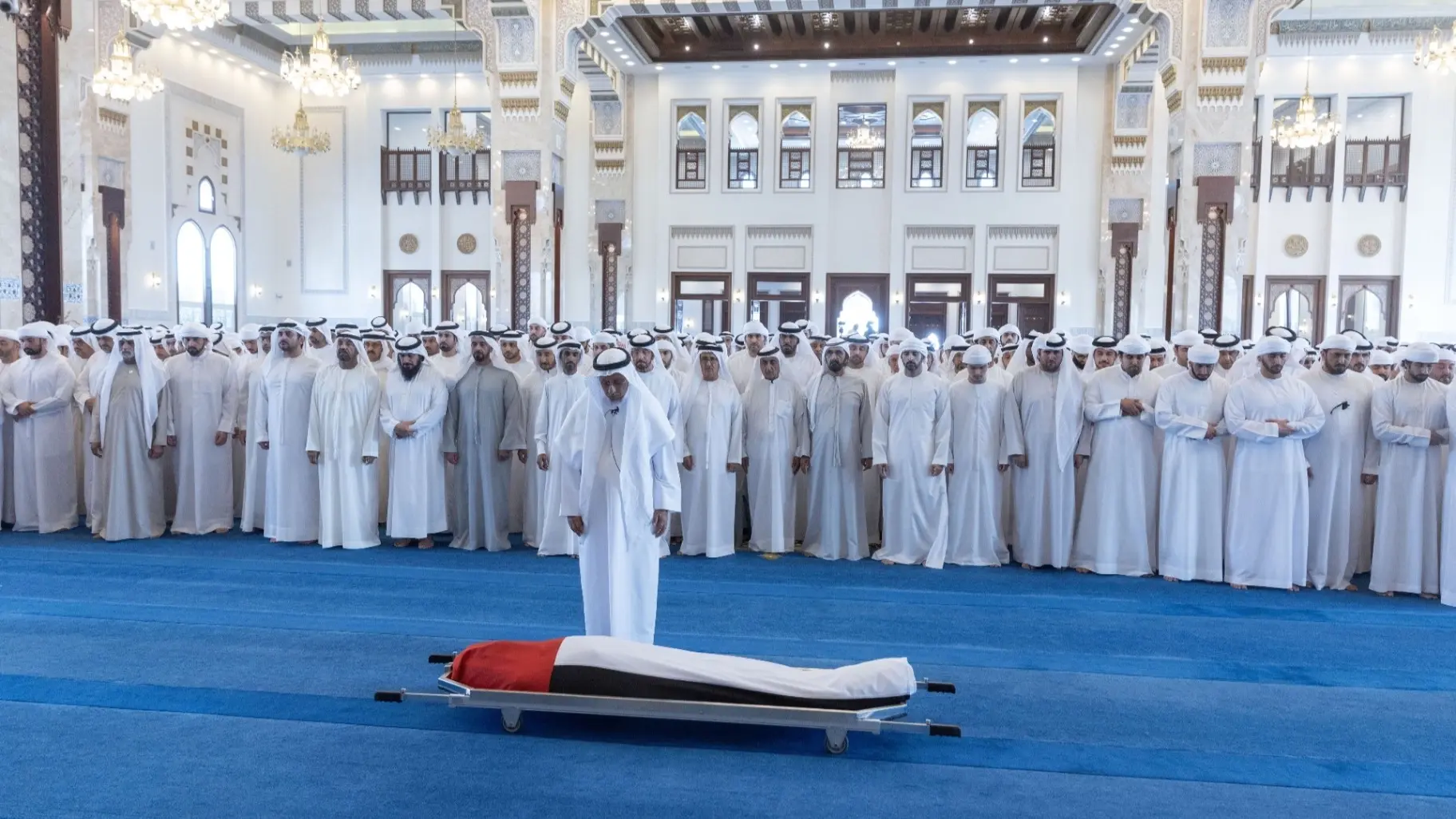 مسجد زعبيل الكبير احتضن صلاة الجنازة على الشيخ أحمد بن راشد آل مكتوم (وام) مسجد زعبيل الكبير احتضن صلاة الجنازة على الشيخ أحمد بن راشد آل مكتوم (وام)