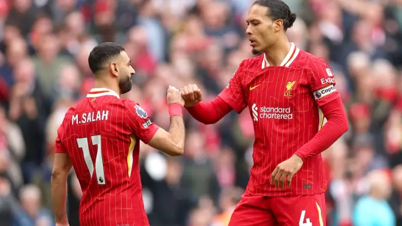 صلاح ورفاقه سعداء بتجديد ليفربول عقد فان دايك