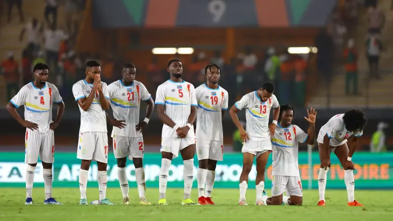 انقلاب قارب يتسبب في وفاة بعض من لاعبي كرة القدم