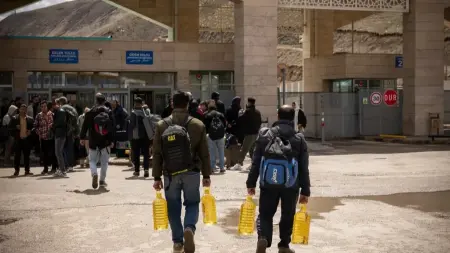 related_news_inside_blogsنقص سلع ورواج السوق السوداء.. الحرب تضغط على الإيرانيين اقتصاديا