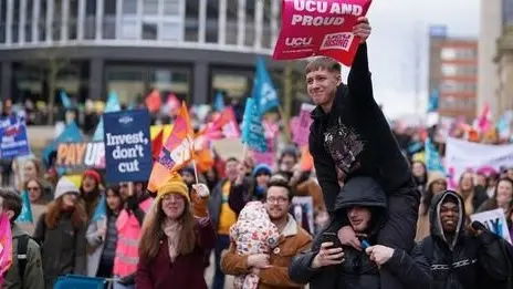 بريطانيا.. 3 آلاف موظف حكومي يُضربون قريبا