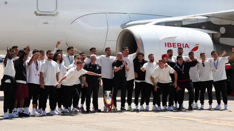 صور - وصول المنتخب الإسباني إلى مدريد استعدادا للاحتفال باليورو