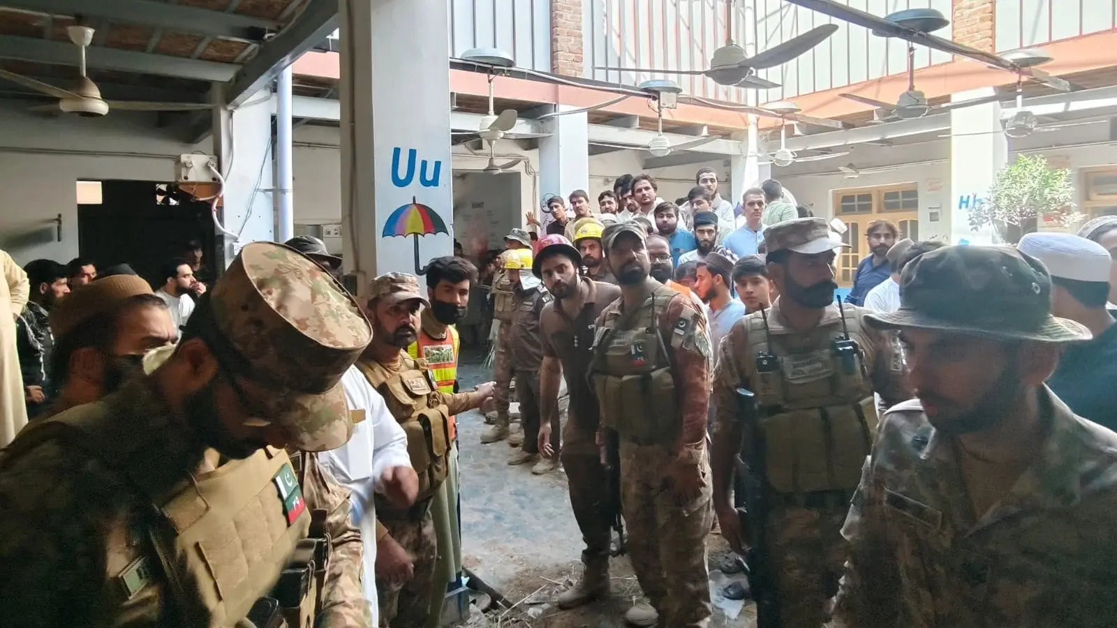 انهيار سقف مدرسة بمدينة بيشاور الباكستانية (إكس) انهيار سقف مدرسة بمدينة بيشاور الباكستانية (إكس)
