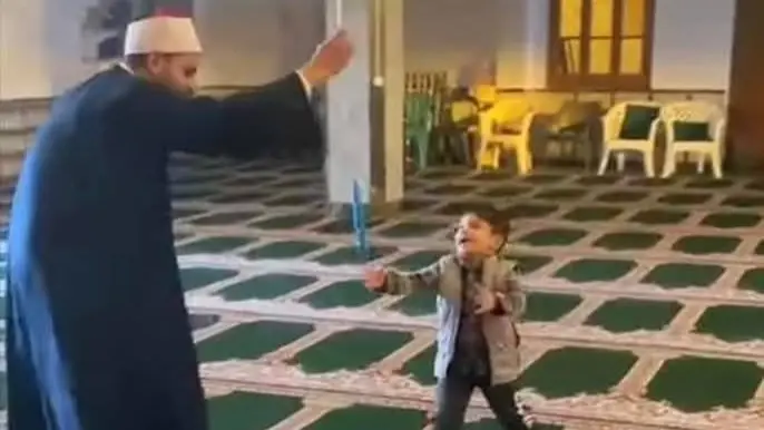 فيديو - شيوخ يلعبون مع الأطفال داخل مسجد يثير جدلا واسعا في مصر