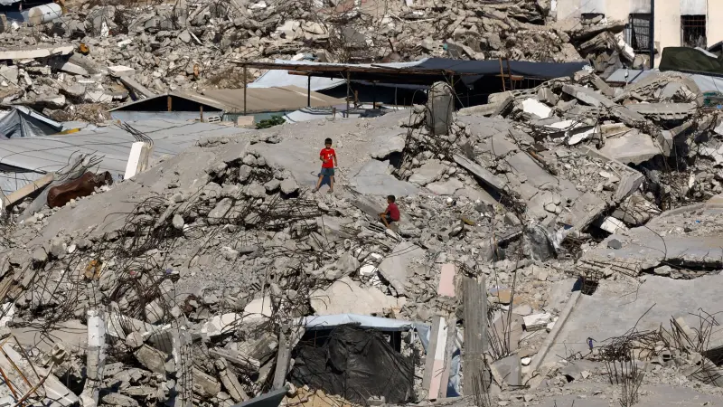 قتيل وعشرات الجرحى بغارات إسرائيلية على قطاع غزة