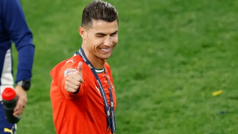 كريستيانو رونالدو على طاولة الشطرنج.. حلم بطل العالم كارسلن في الرياض