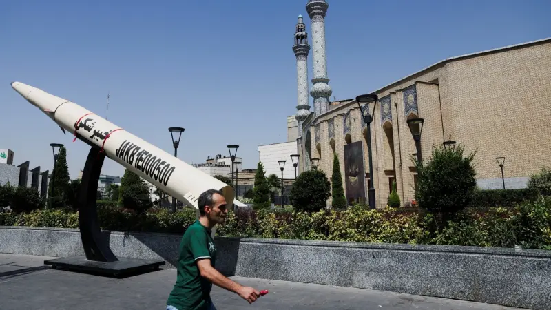 انقسام في إيران بسبب الاتفاق.. هل سينقلب الجيش على الحرس الثوري؟