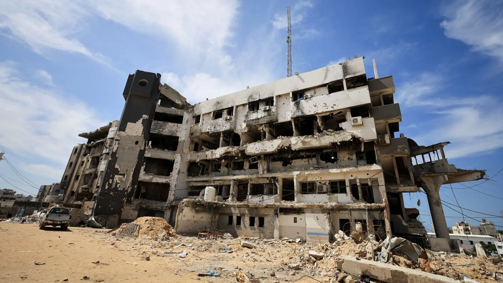 مسؤولون: غارة إسرائيلية قتلت 5 في غزة (رويترز) مسؤولون: غارة إسرائيلية قتلت 5 في غزة (رويترز)