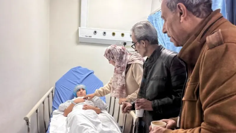 أمل وسط الركام: إنقاذ حياة طفلة من غزة بجراحة مخ حرجة