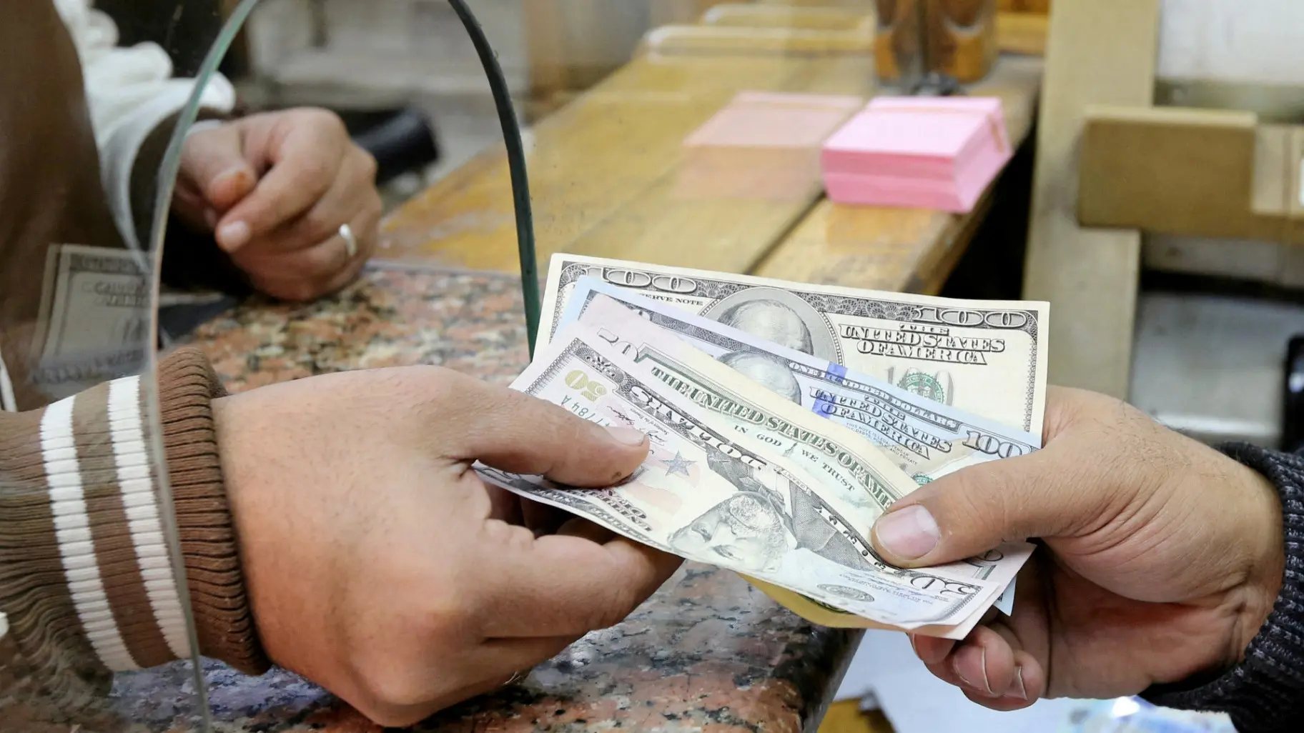 أسعار صرف العملات في مصر مستقرة عند مستويات مرتفعة (رويترز) أسعار صرف العملات في مصر مستقرة عند مستويات مرتفعة (رويترز)
