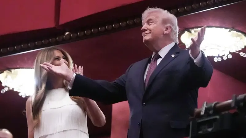 في زمن الحرب.. دونالد ترامب وزوجته ميلانيا يحضران عرضا مسرحيا