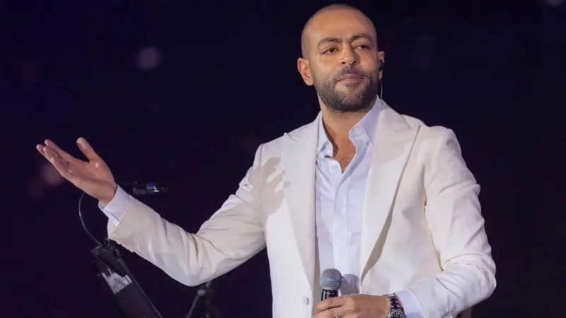 تامر عاشور يسجل حضوره الأول في مهرجان قرطاج ويشعل المسرح الأثري