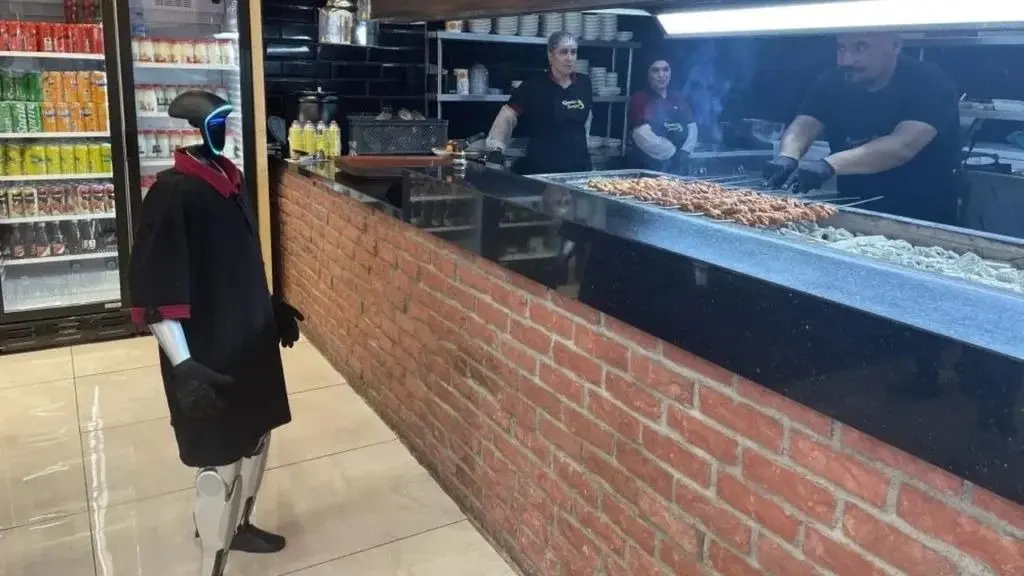 نادل روبوت تحول إلى نجم في مطعم تركي (إكس) نادل روبوت تحول إلى نجم في مطعم تركي (إكس)