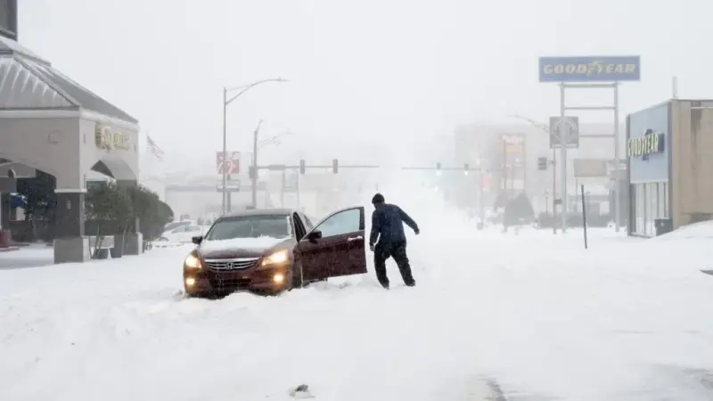 فيديو - انقطاع الكهرباء عن الآلاف في أميركا بسبب العواصف الشتوية