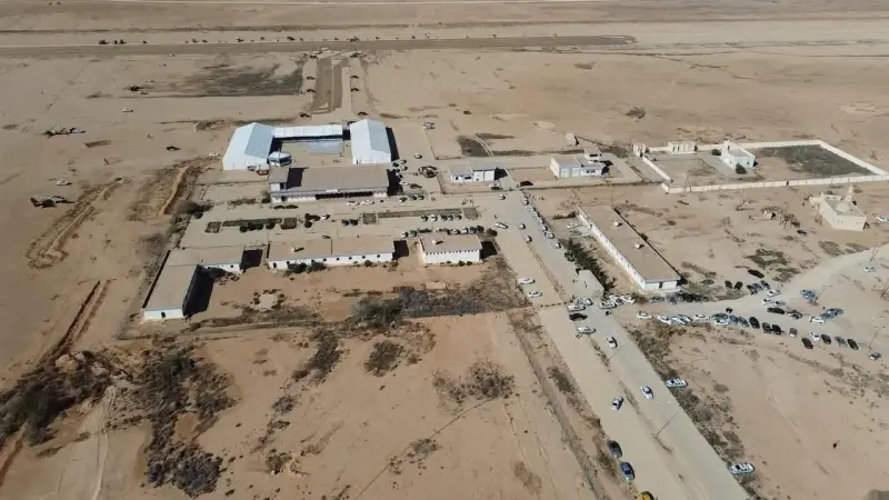 فيديو - لحظة نقل جثمان سيف الإسلام القذافي إلى مكان الجنازة