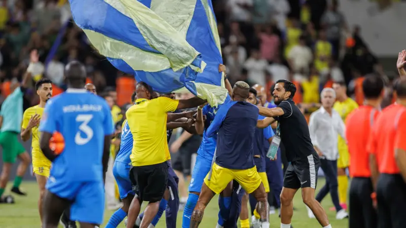 فيديو - اشتباك بين لاعبي الهلال والنصر بسبب "علم دائرة المنتصف"