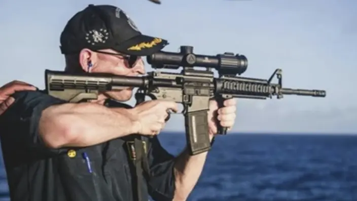 صورة وراء فصل قائد مدمرة أميركية بالشرق الأوسط.. ما القصة؟