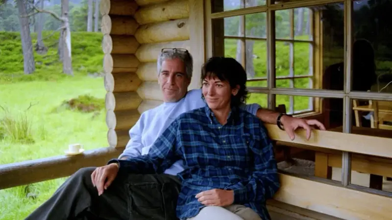 "الغارديان": إبستين استدرج شابات بوعد المنح الدراسية