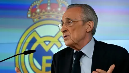 related_news_inside_blogsفلورنتينو بيريز يقلّد لوحة لابورتا ويطلق حملته لانتخابات رئاسة ريال مدريد