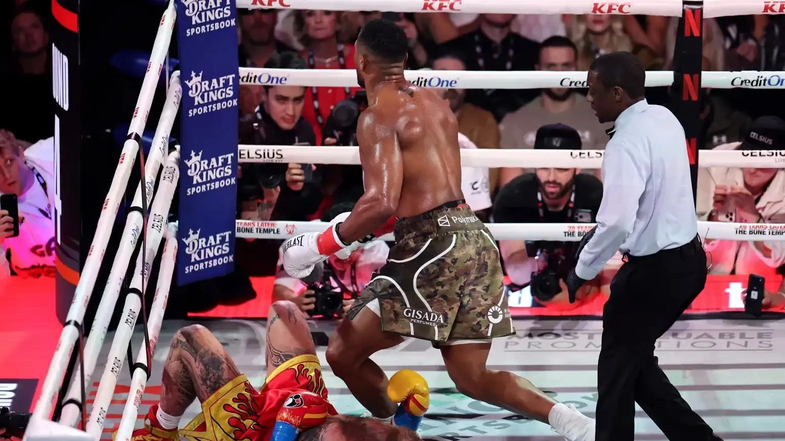 أنتوني جوشوا ينهي مغامرة جيك بول بالضربة القاضية 