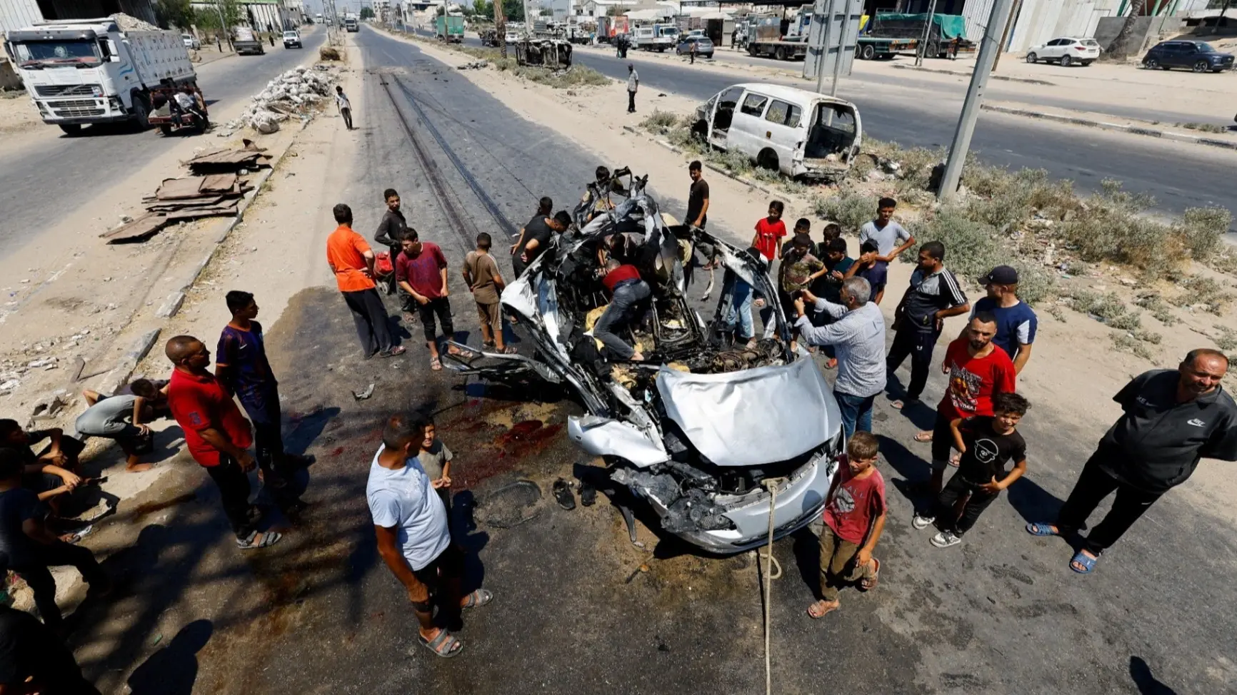 مسعفون: مقتل اثنين في غارتين إسرائيليتين على غزة (رويترز) مسعفون: مقتل اثنين في غارتين إسرائيليتين على غزة (رويترز)