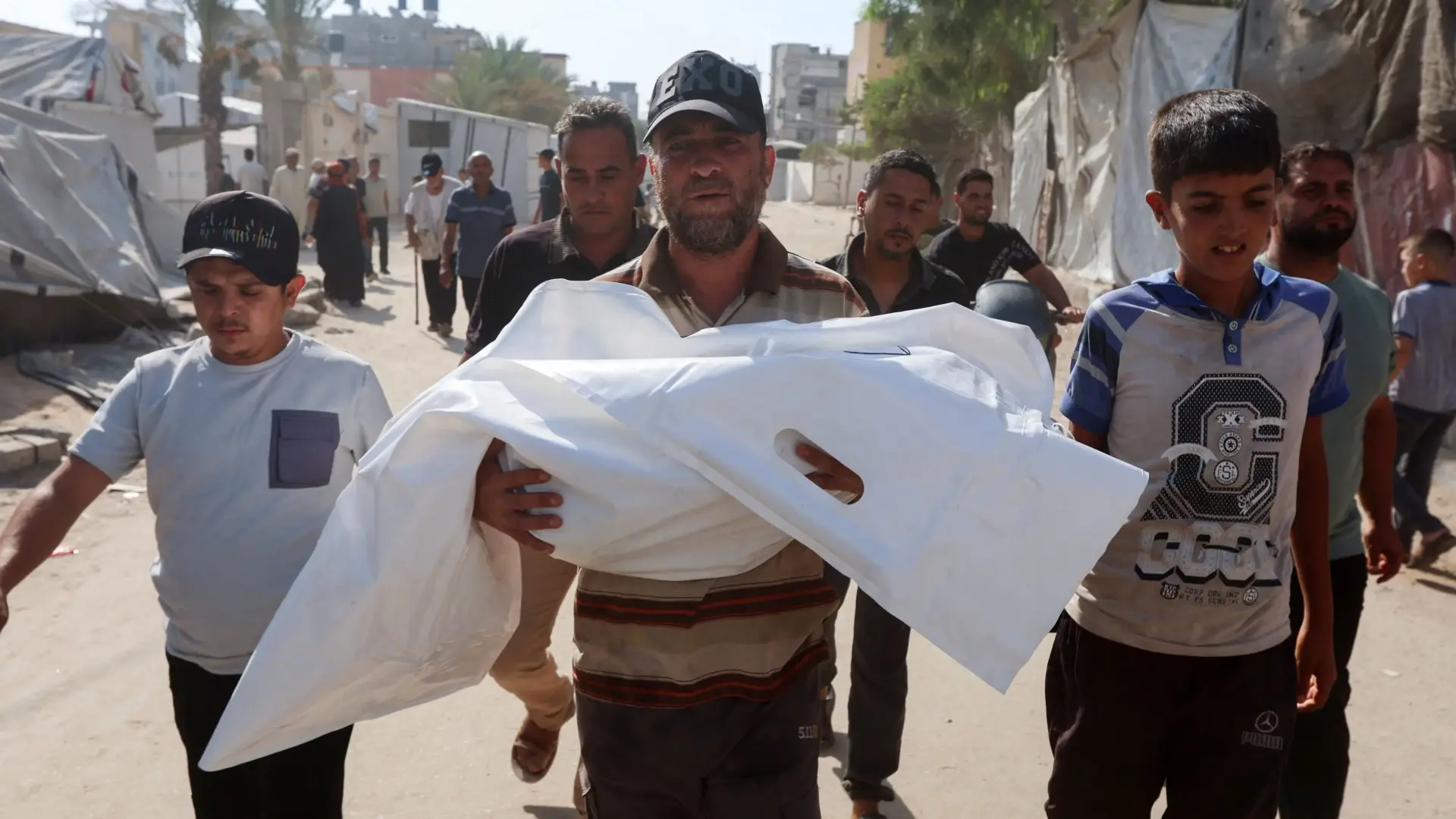 طائرات حربية إسرائيلية شنت غارات منفصلة على مدينة غزة ودير البلح (أ ف ب) طائرات حربية إسرائيلية شنت غارات منفصلة على مدينة غزة ودير البلح (أ ف ب)