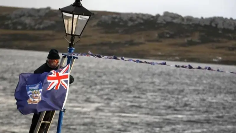 أين تقع جزر فوكلاند وما علاقة بريطانيا بها؟