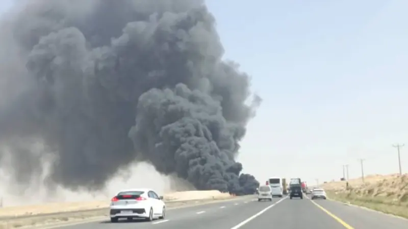 تصادم شاحنات وصهريج نفطي يشعل حريقا على الطريق بالأردن