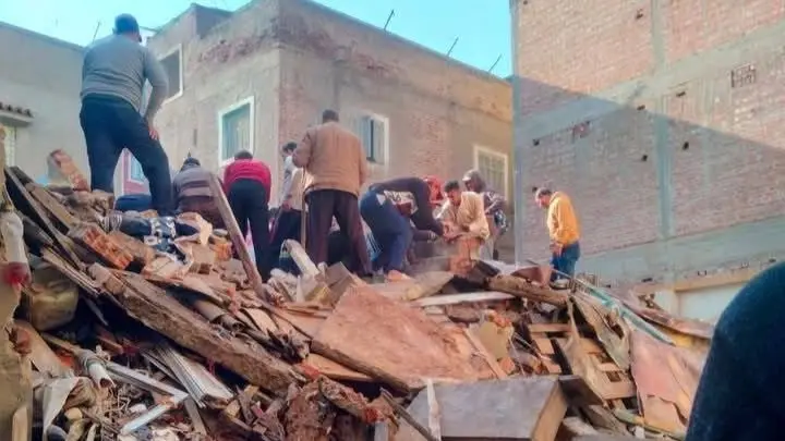 فيديو - مصرع فتاة وإصابة 4 آخرين في انهيار عقار شمال مصر