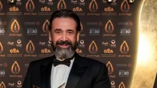 فيديو طريف يجمع كريم عبد العزيز وابنة شام الذهبي يتصدر الترند