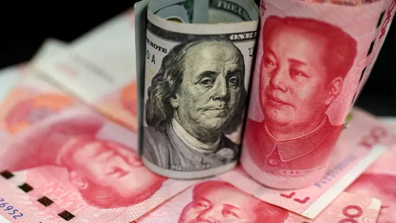 ثقوب في عباءة الدولار.. هل تنتهي هيمنة "الأخضر" على العالم؟