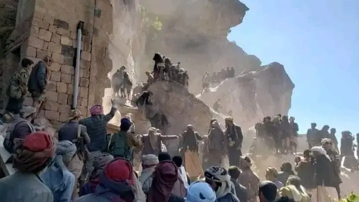 فيديو - مصرع 8 أشخاص من أسرة واحدة جراء انهيار صخري في اليمن