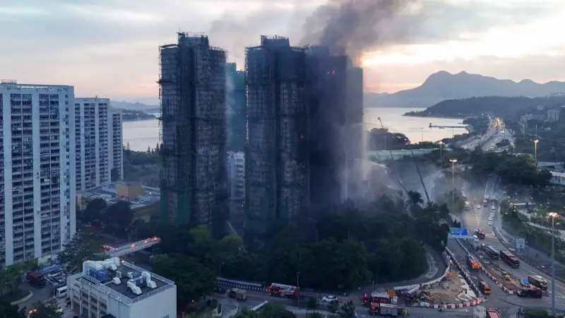 اعتقال رجل في هونغ كونغ بسبب منشورات عن حريق مميت