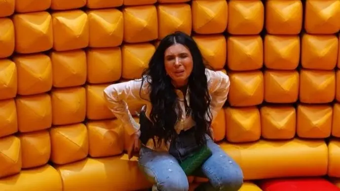 "ناظرة مدرسة الرقص الشرقي".. رامز جلال يسخر من دينا في رامز ليفل الوحش