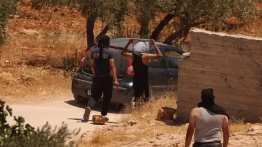 مستوطنون إسرائيليون يستولون على منازل فلسطينية مستوطنون إسرائيليون يستولون على منازل فلسطينية
