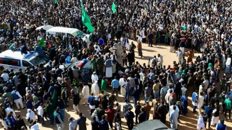 فيديو - جنازة سيف الإسلام القذافي تجمع آلاف الليبيين