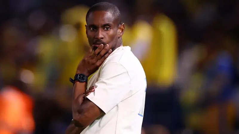 سبب رحيل رولاني موكوينا عن تدريب مولودية الجزائر.. أموال الاتحاد تُغري المدرب الجنوب إفريقي