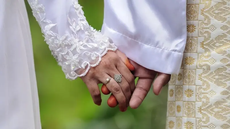 فيديو - عريس يسقط أرضًا بعد ظهور عروسه بإطلالتها الأولى