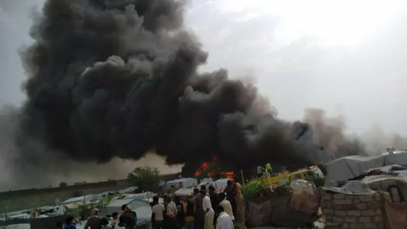 حريق هائل يلتهم ملجأ للنازحين في شرق اليمن