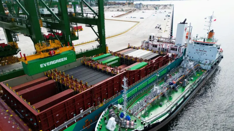 أمبري: حريق في سفينة بضائع بعد قصف صاروخي جنوب شرقي عدن