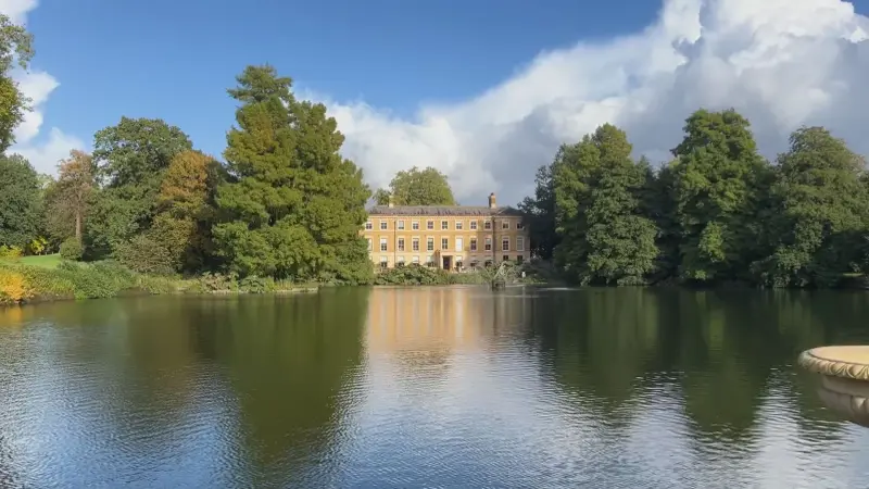 فيديو - حدائق "كيو" الملكية في بريطانيا تضم 8 ملايين نبتة من جميع أنحاء العالم