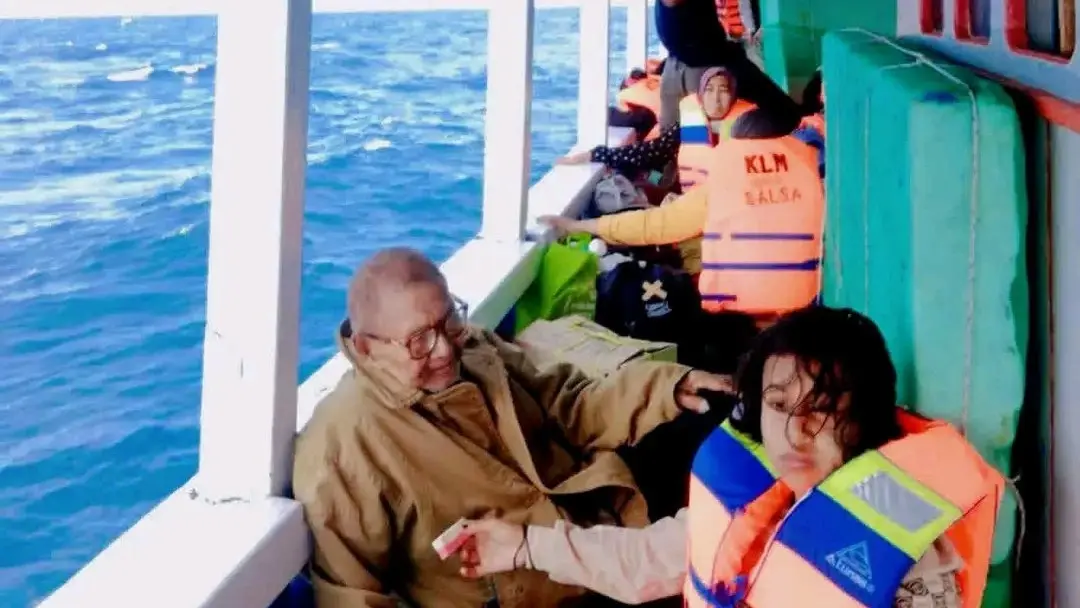 عطل بالمحرك أغرق سفينة تقل نحو 80 راكبا في إندونيسيا (إكس) عطل بالمحرك أغرق سفينة تقل نحو 80 راكبا في إندونيسيا (إكس)