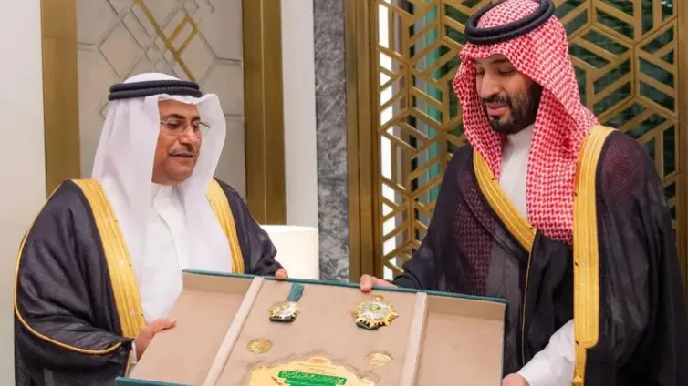 "قائد ملهم".. رئيس البرلمان العربي يكرم الأمير محمد بن سلمان