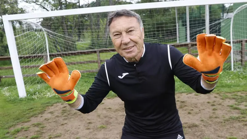أكبر لاعب في التاريخ؟.. حارس مرمى إسباني في عمر الـ70 يوقع عقدًا احترافيًا