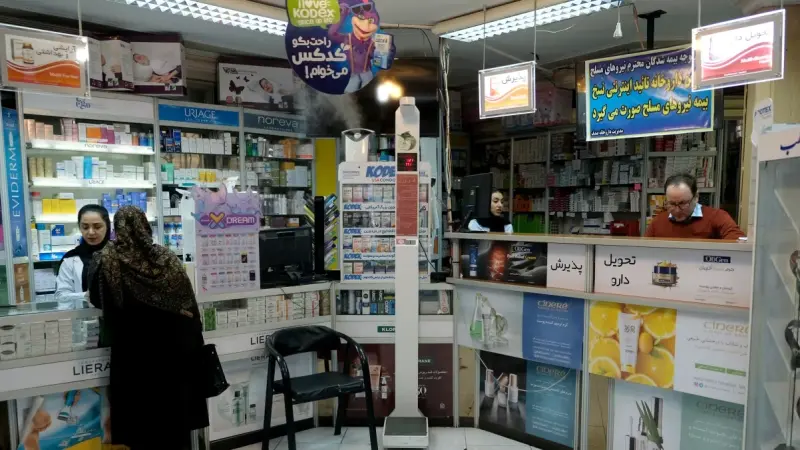 الحرب تضغط على الإيرانيين.. أزمة دواء وغلاء يهددان المرضى