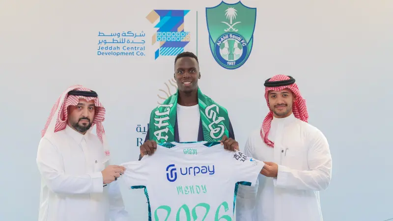 فيديو - الأهلي السعودي يعلن انضمام السنغالي إدوارد ميندي