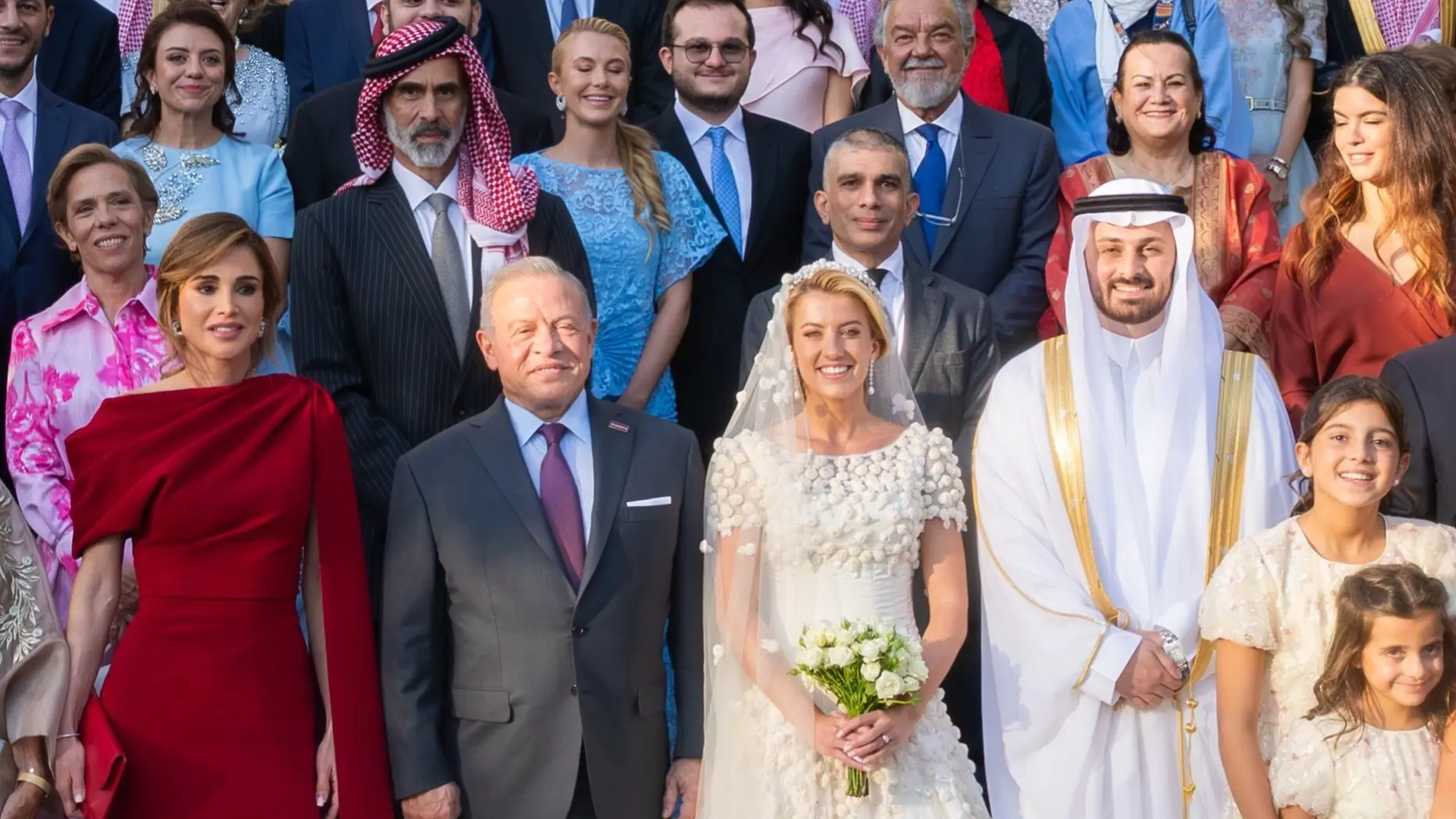 أفراد الأسرة الهاشمية يحتفلون بعقد قران الأميرة سارة بنت فيصل في أجواء عائلية (إكس) أفراد الأسرة الهاشمية يحتفلون بعقد قران الأميرة سارة بنت فيصل في أجواء عائلية (إكس)