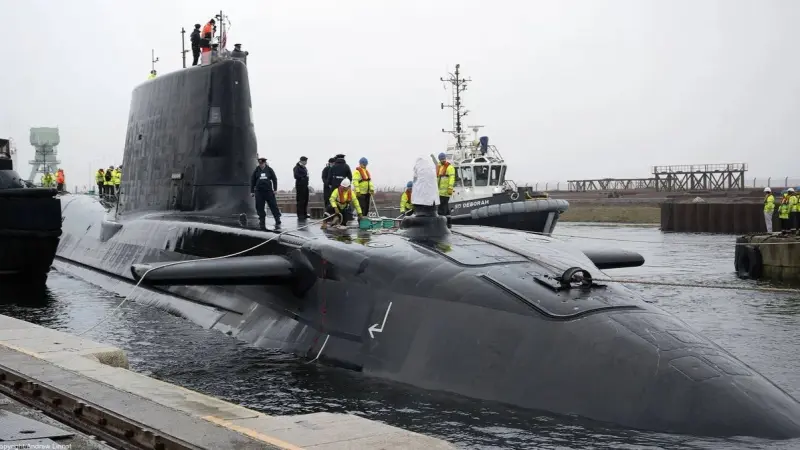 مع تصاعد التوتر مع إيران.. لندن تدفع بغواصة نووية إلى بحر العرب